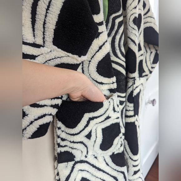 NWT! FARM Rio Black & White Wild Hearts Fleece Coat (SIZE XS) - Picture 7 of 16